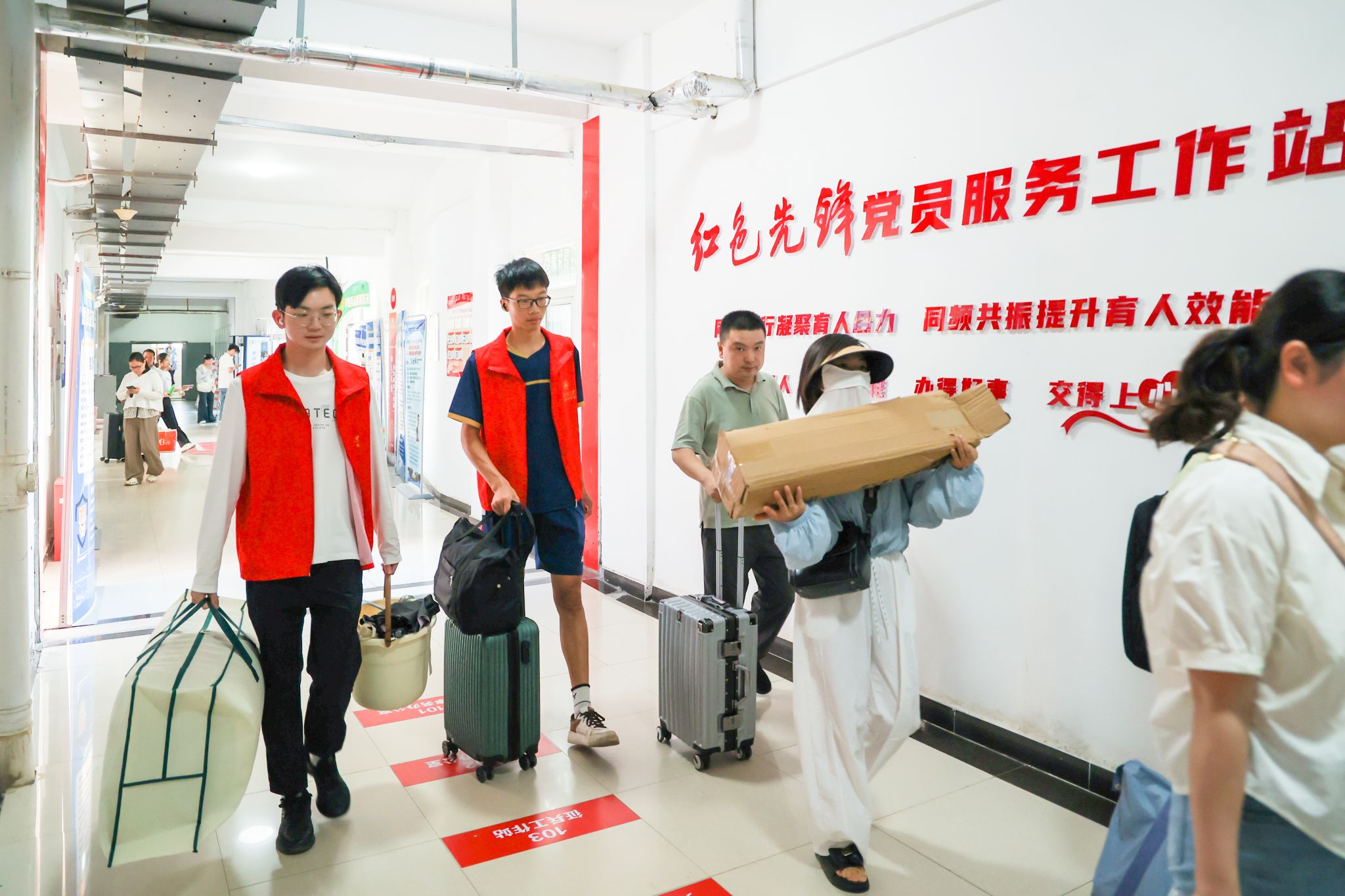 红足1世77814发挥“党员先锋岗”的实践教育作用.jpg 红足1世77814发挥“党员先锋岗”的实践教育作用.jpg